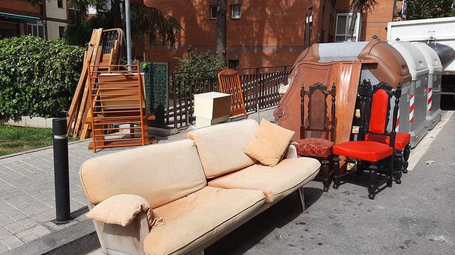 Multes per deixar mobles en el carrer a Barcelona